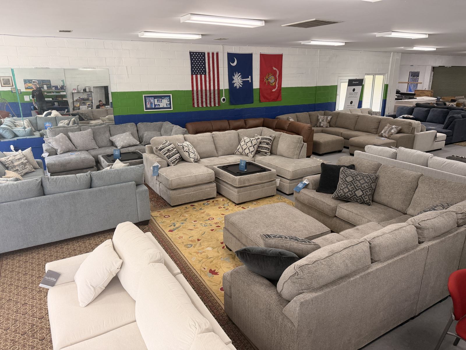 Muebles en exhibición en la tienda de BoxDrop Beaufort